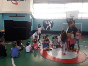 Crianças interagem com os mascotes presentes nas unidades dos colégios Drummond