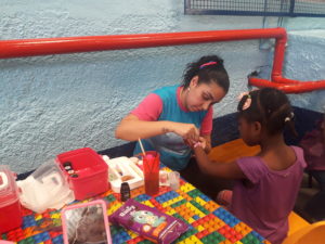 Crianças no estande de pintura facial no colégio Drummond Ponte Rasa
